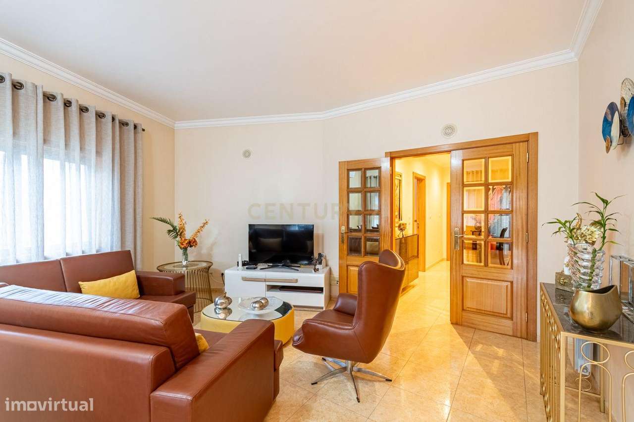 T3 com duas varandas na Rua Pulido Valente Colinas do Cruzeiro-9