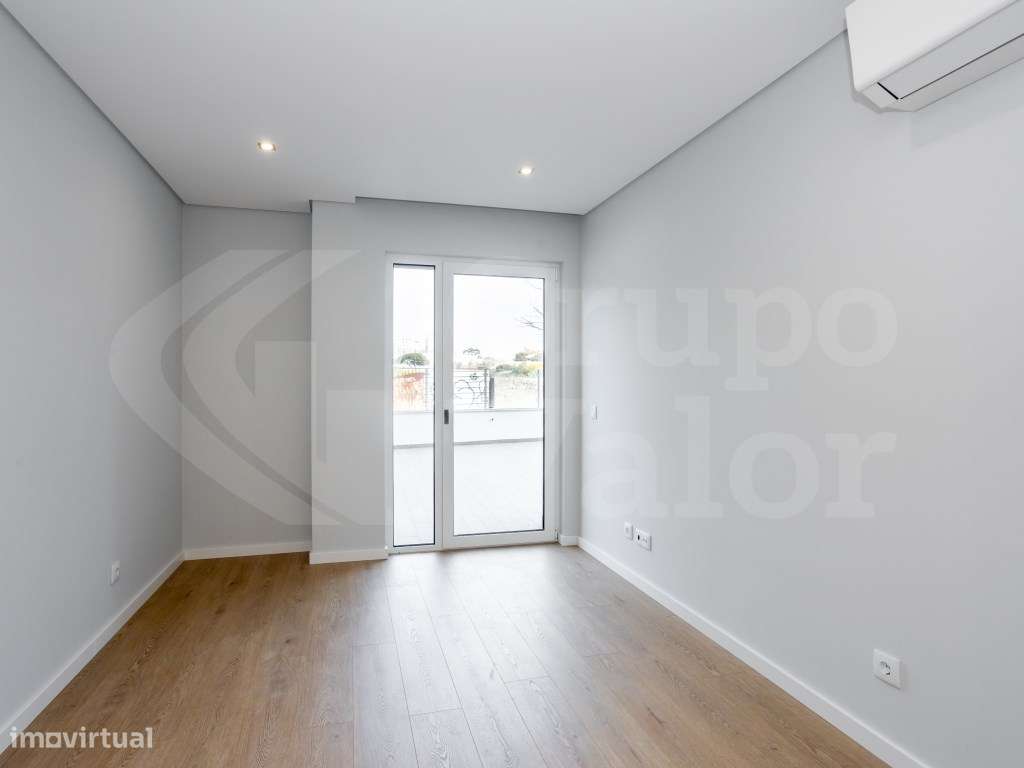 Apartamento T2 Novo com Estacionamento - Parede - R/C E-16