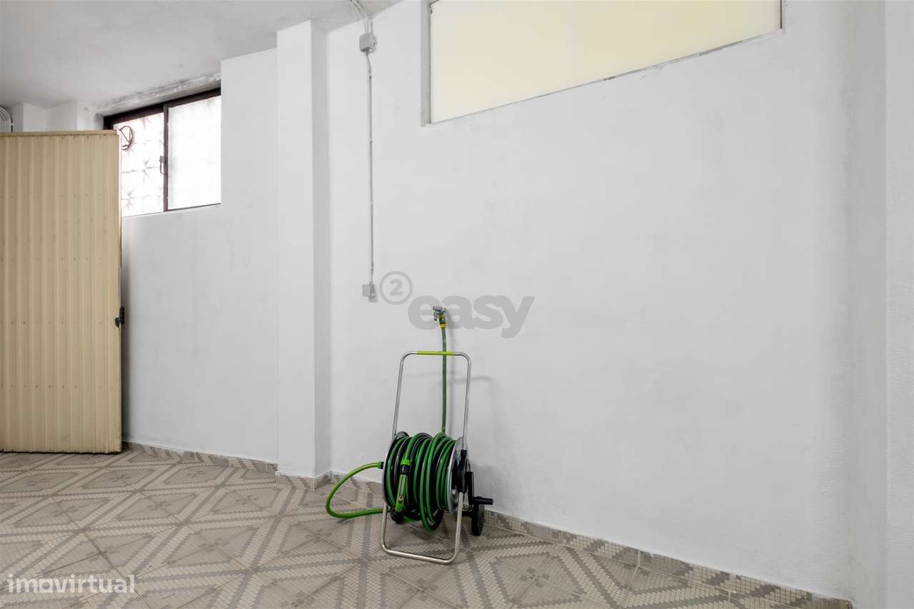 Armazém/Estacionamento Fechado – 155 m² – Tapada das Mercês-13