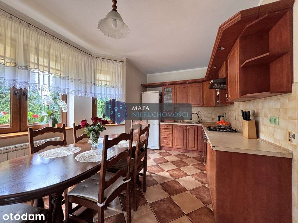 Wygodny dom z pięknym zielonym ogrodem-5