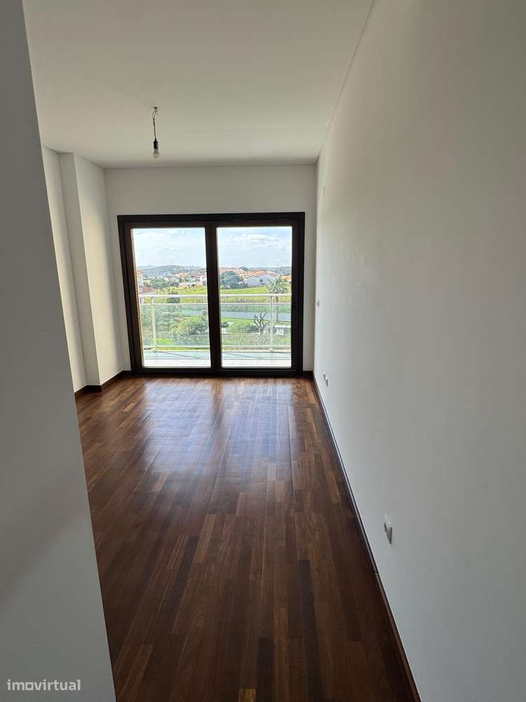 T4 com varanda, garagem e acessibilidade, 195m²-23