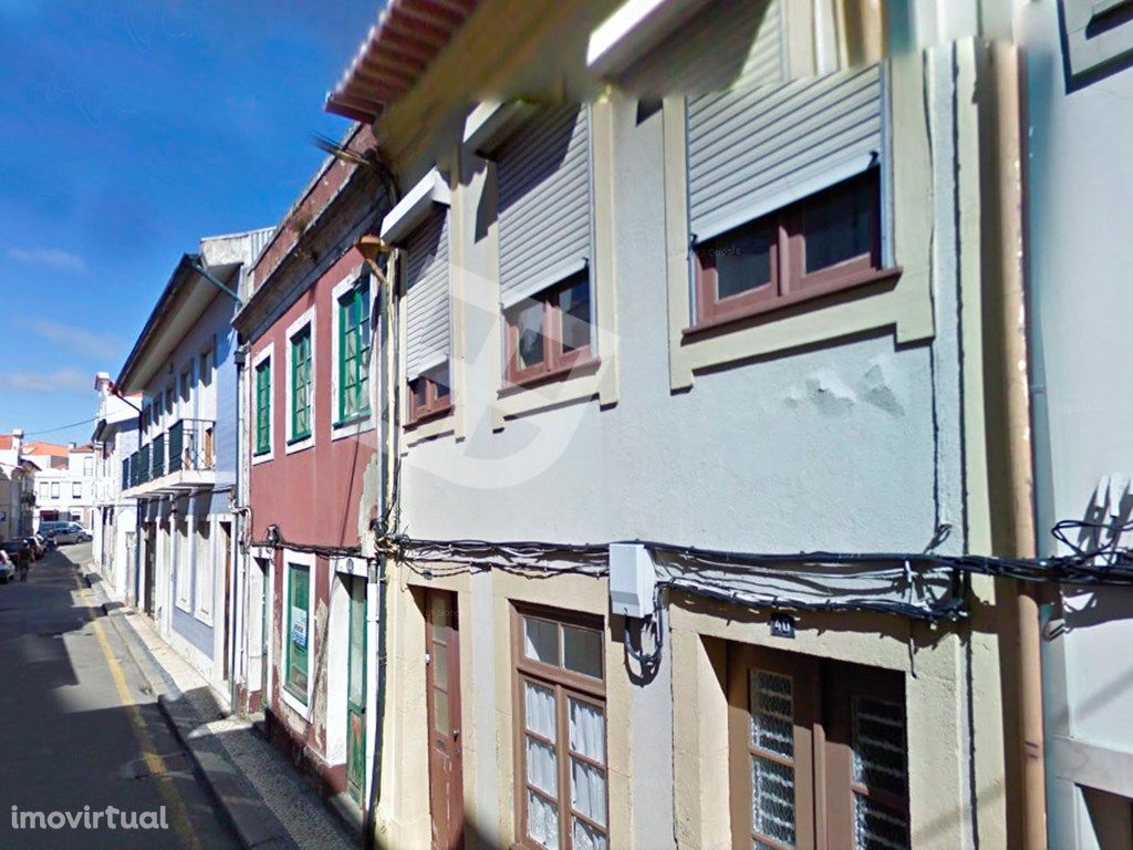 Prédio no centro da cidade de Aveiro com duas frentes.