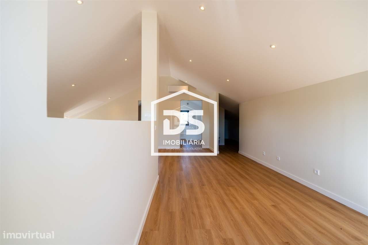 Moradia T4 + T1 com amplo terreno e espaços de lazer em Juncal, Porto-37