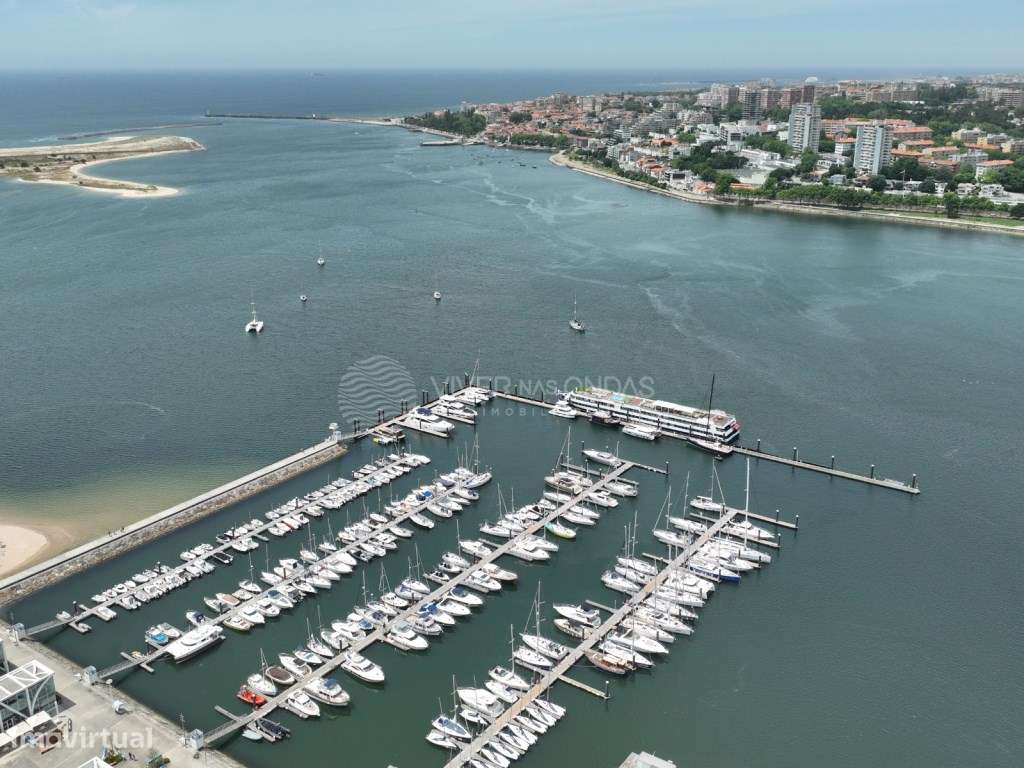 Apartamento T4 com 2 lugares de parqueamento e arrecadação.-29