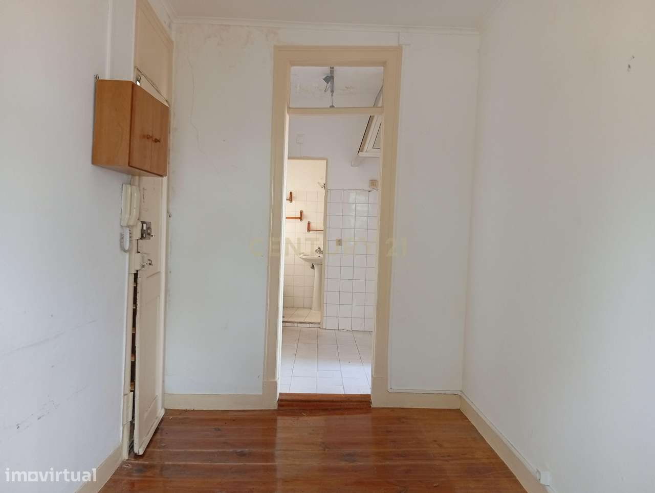 Apartamento para remodelação total situado na zona oriental (a 10m a p-3