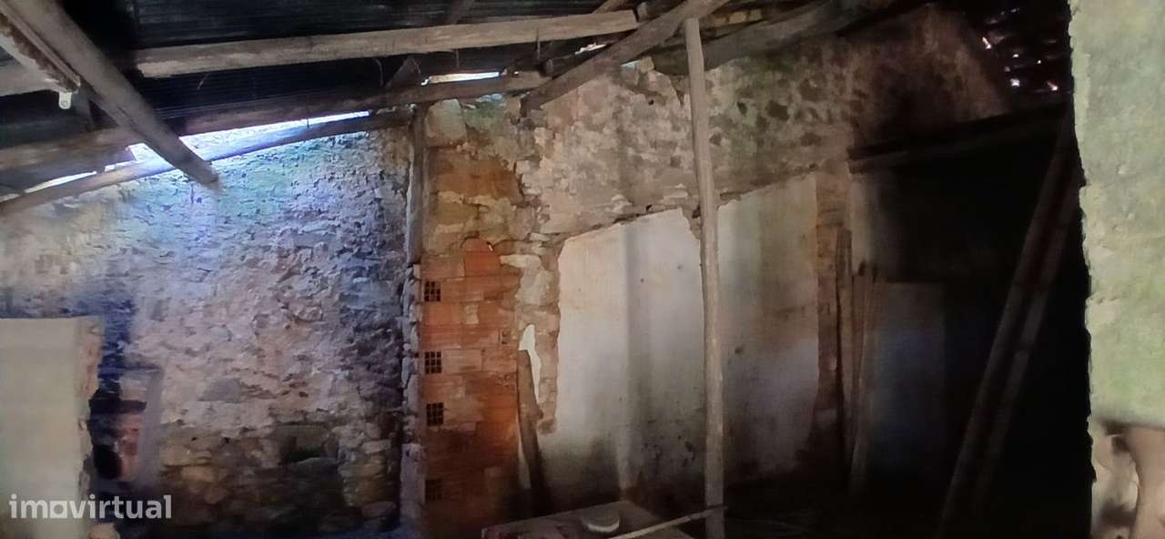 Quinta para restaurar na freguesia de Chãos-41