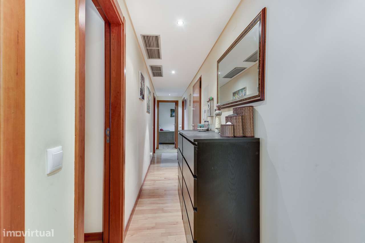 APARTAMENTO T3 | SUÍTE | DUAS VARANDAS | BOX PARA 4 CARROS | CAMARATE - Grande imagem: 3/28