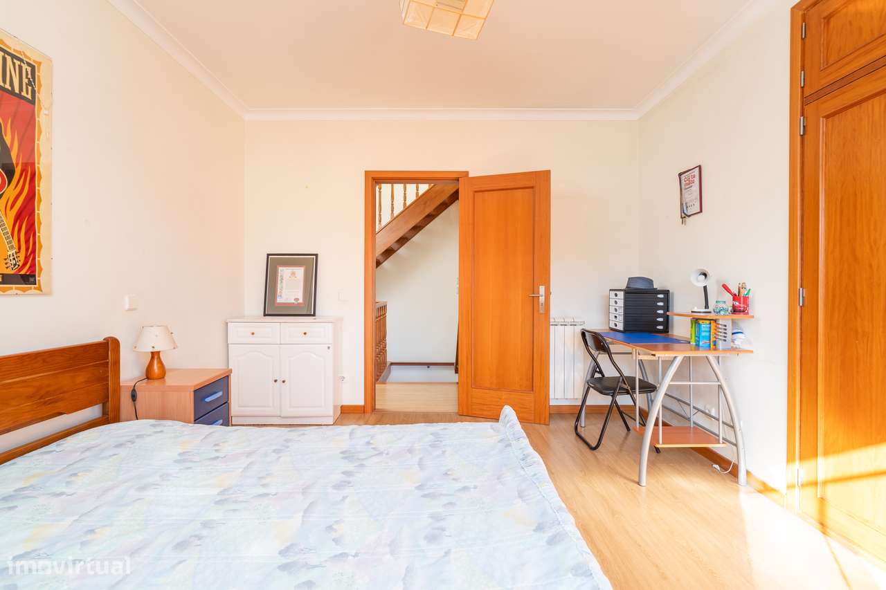 Moradia T4 com jardim, garagem e vistas urbanas-14