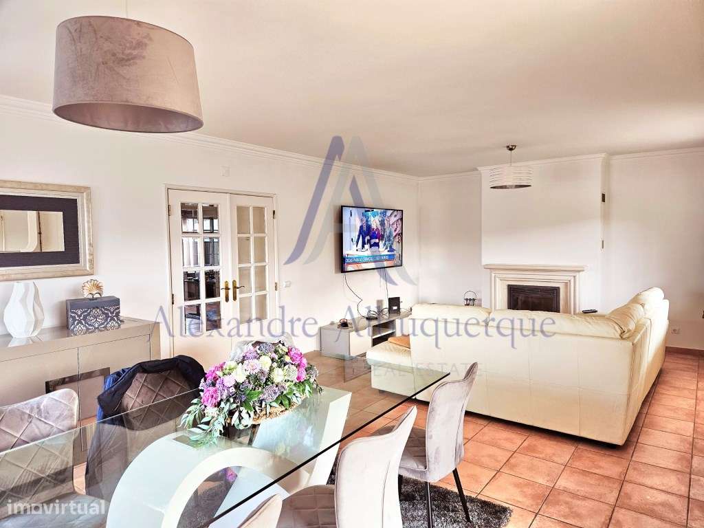 Moradia Isolada T4 de Prestígio com Piscina e Jardim-5