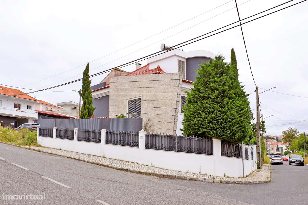 Moradia Isolada com 5 Quartos em Odivelas-2