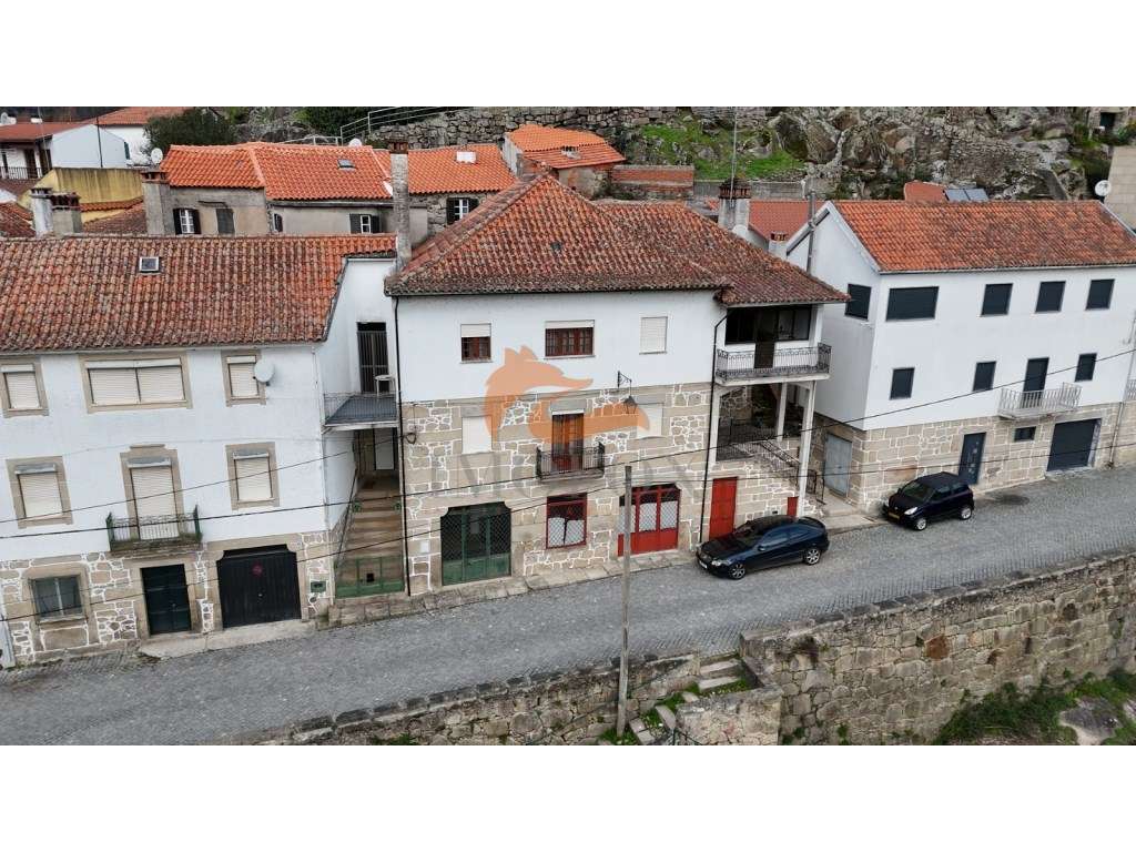 Moradia com 4 quartos e garagem em Avô, Oliveira do Hospital - Grande imagem: 2/31