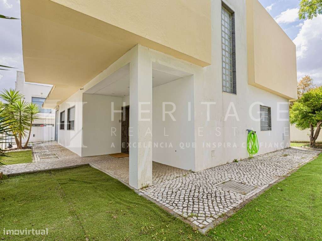 Moradia Isolada T4 com Garagem e Espaço Exterior em Santo António d...-38
