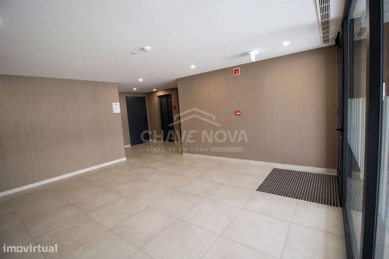 T2 Como Novo c/ Terraço em Santa Marinha (Candal)-28