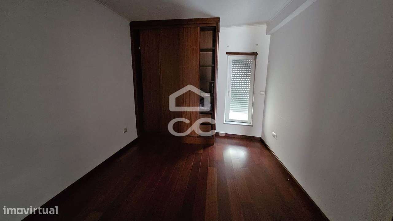 Andar de moradia V3 com terraço, localizada perto da biblioteca-14