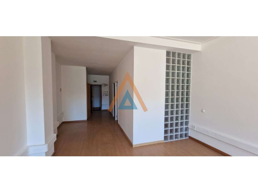 Amplo, luminoso e central. - Grande imagem: 2/5