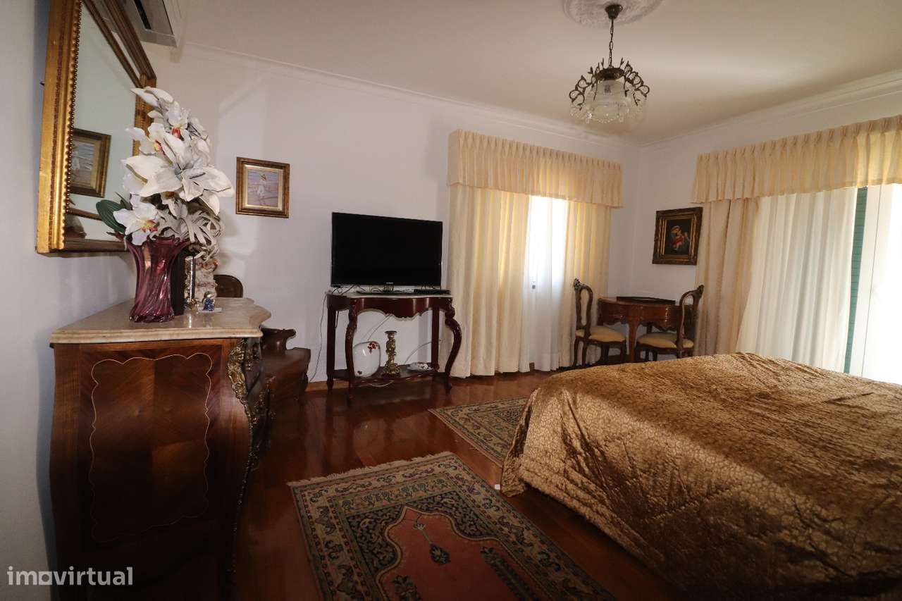 Moradia T4 com Piscina, Cave Ampla-58