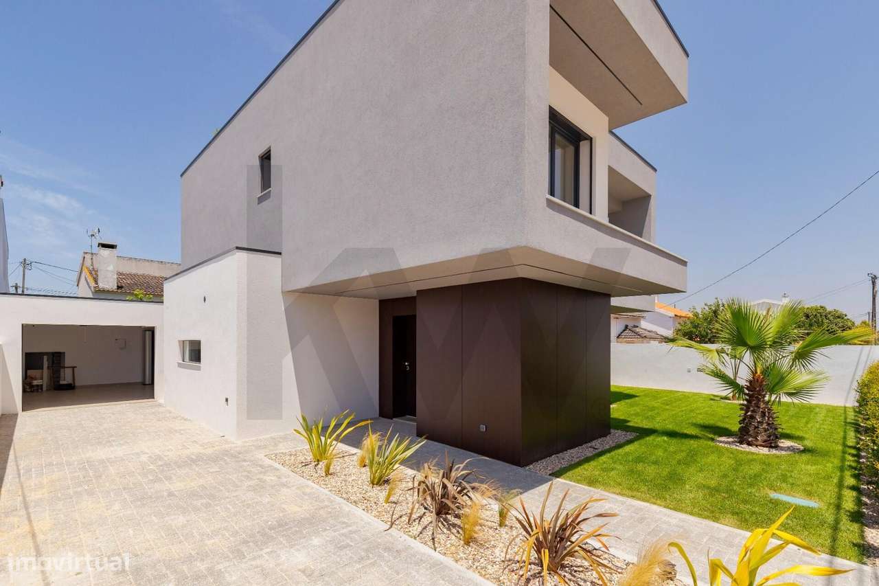 Moradia V3 a estrear na Aroeira com piscina e garagem inserida num lot - Grande imagem: 2/30