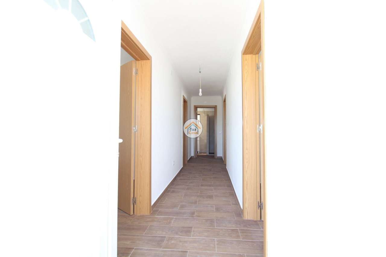 Moradia T3 remodelada com 591m2 de terreno e anexo em Cabeça de Carnei - Grande imagem: 4/29