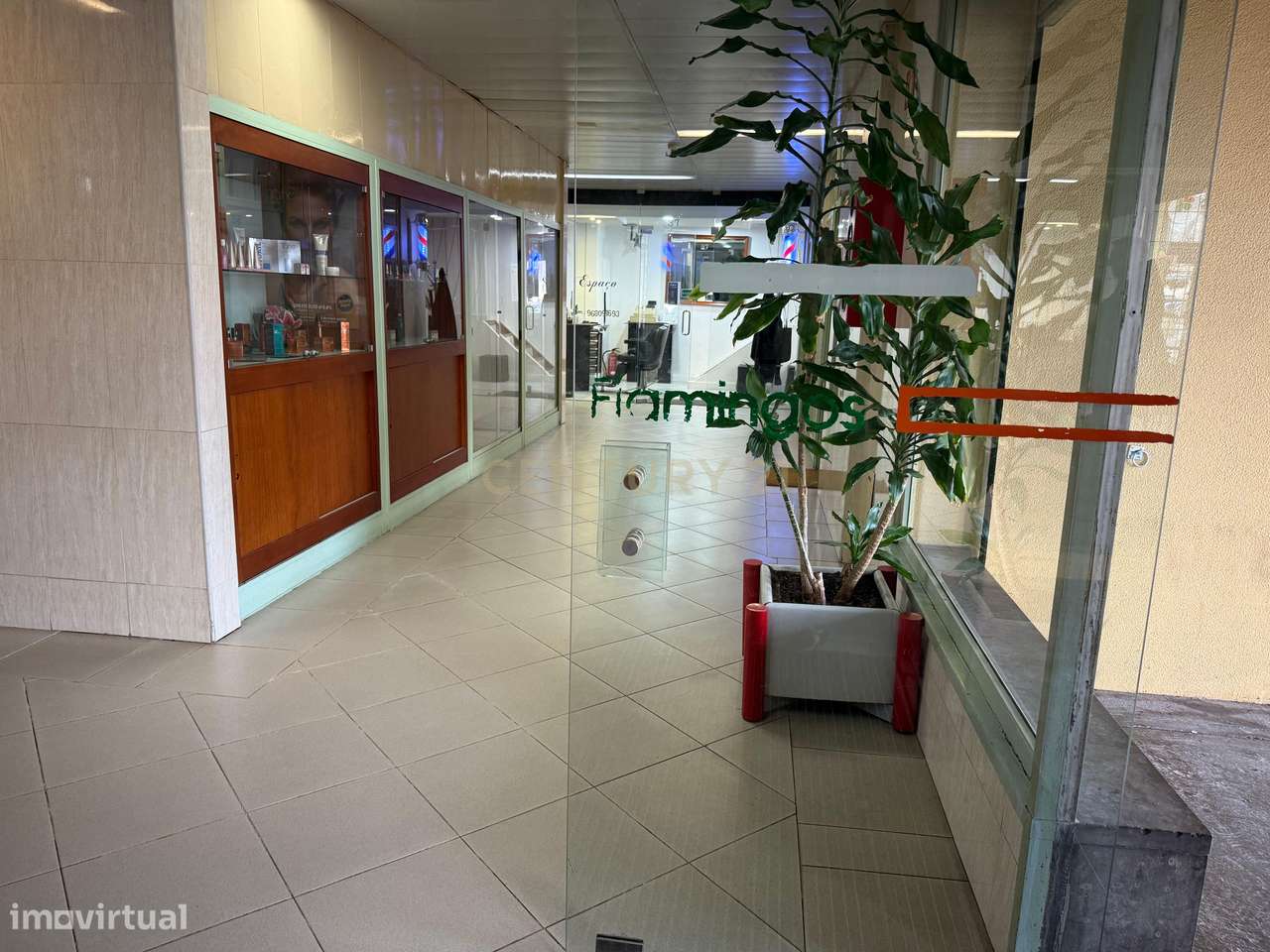 Loja totalmente equipada  – Santo António dos Cavaleiros-4