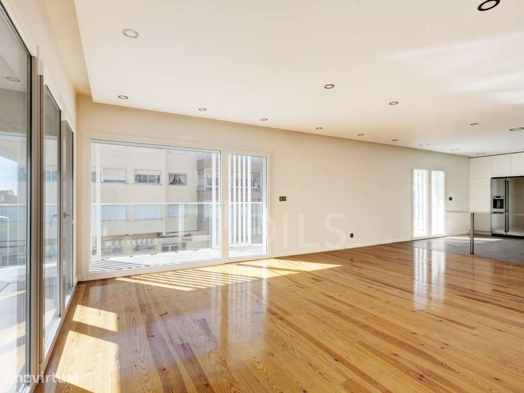 Apartamento T4 com varanda próximo do Estoril - Grande imagem: 5/24