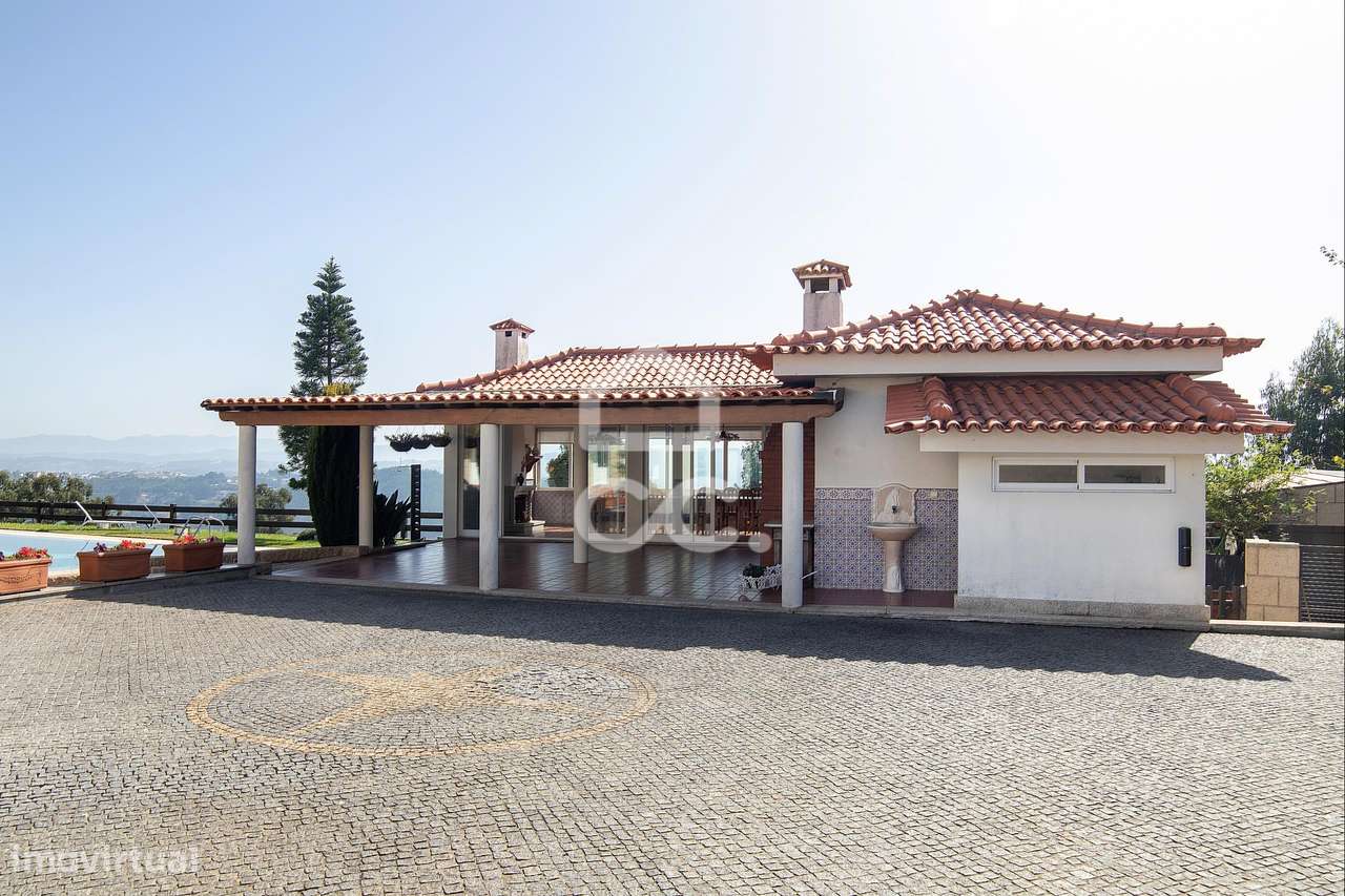 Moradia T6 com piscina e vistas-37