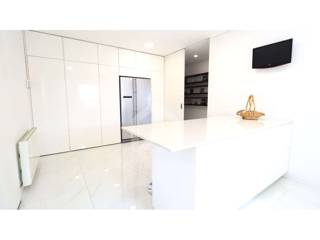 Moradia individual T4+1 com piscina, em Esmeriz-6
