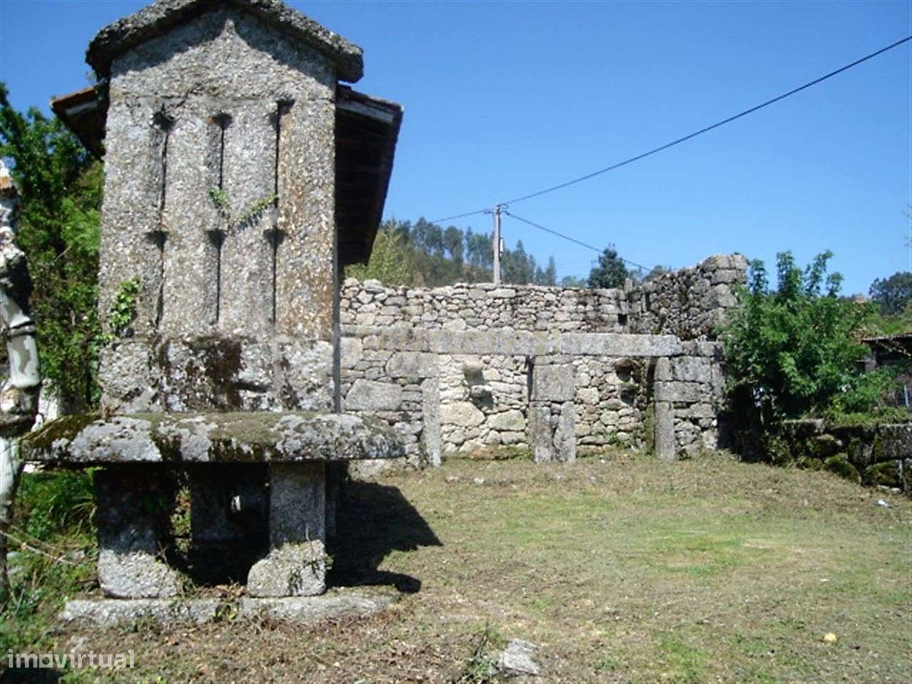 Duas casas para restauro espigueiro num lote de 1.400m2 - Grande imagem: 5/60