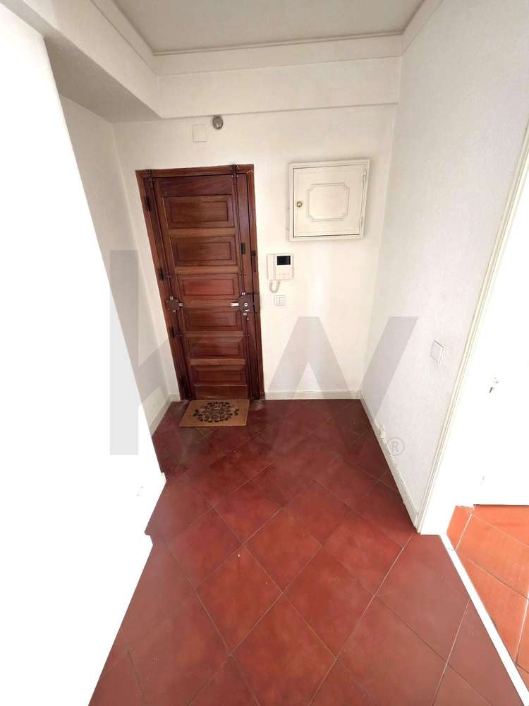 Estoril – Alapraia | Apartamento T2 Luminoso com Garagem Próximo da Pr-12