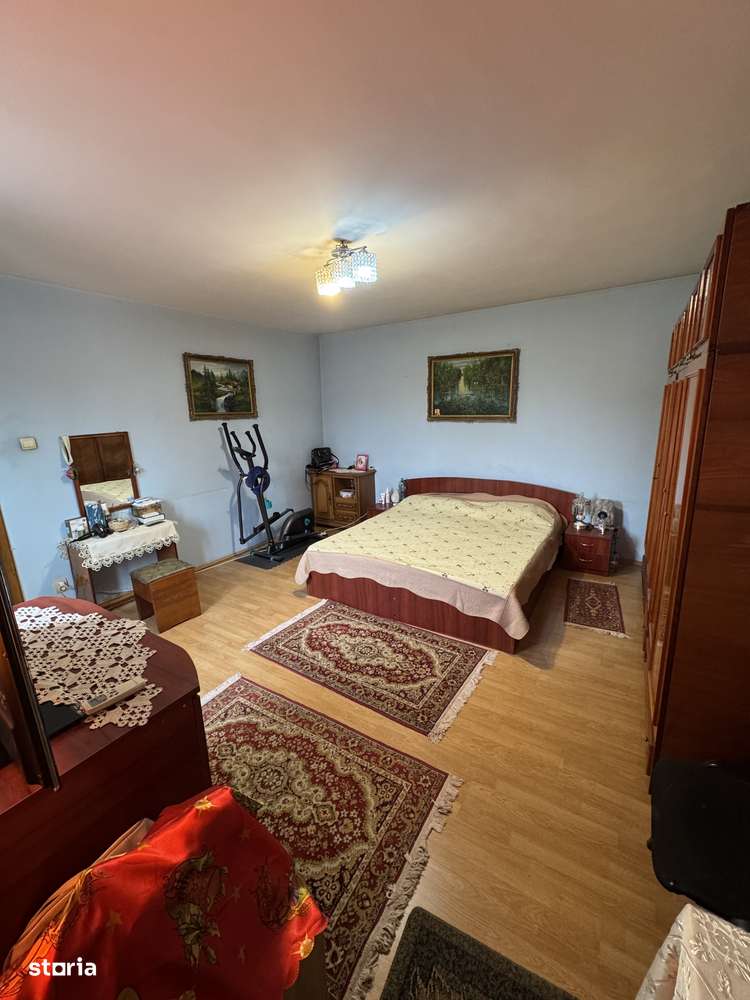 Casă cu 8 camere, subsol și mansardă Zona Sălaj Sector 5-18