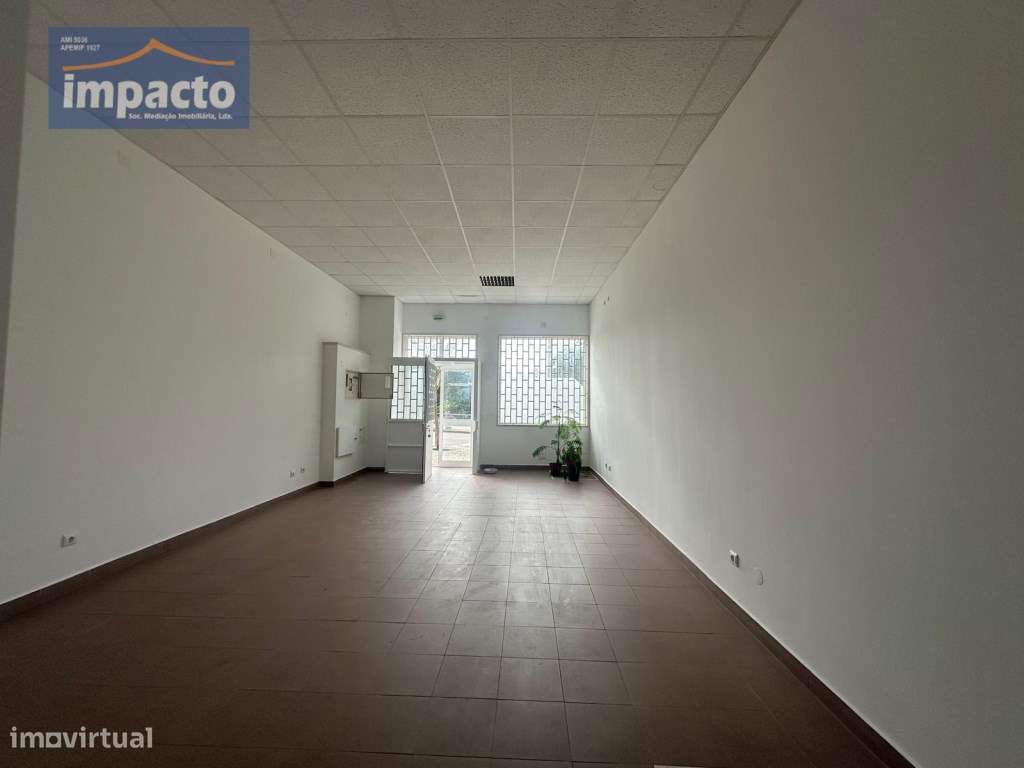 LOJA Sobral Monte Agraço, 55 m2 e arrumos 38 m2, Montra, inst sanit... - Grande imagem: 2/12