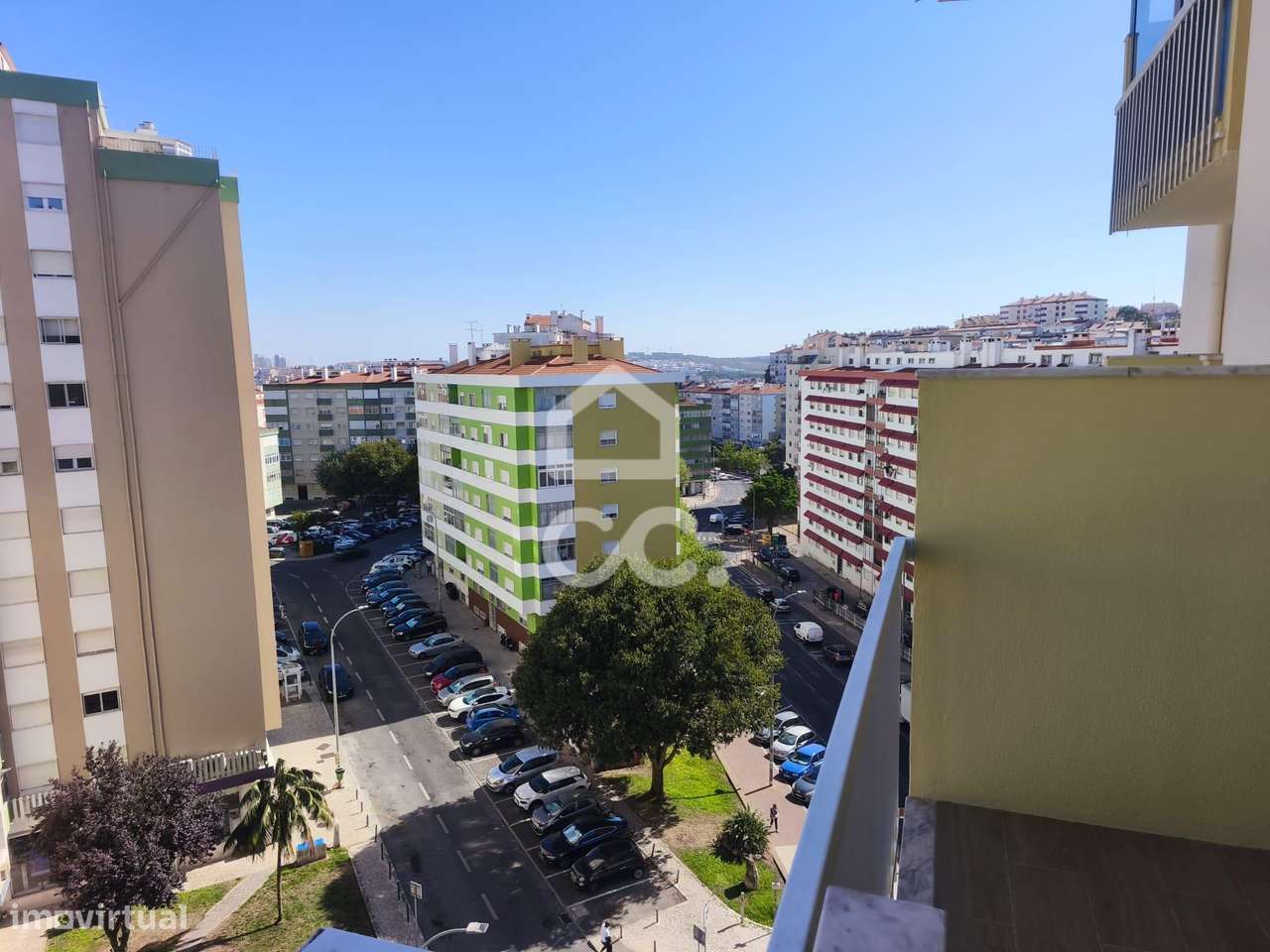 T3 Renovado com 3 Varandas na Amadora-36