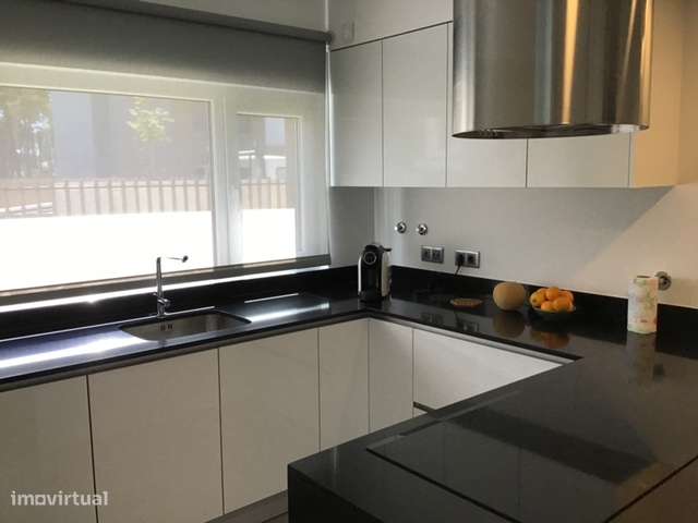 Moradia T3 com piscina, garagem na Aroeira-11