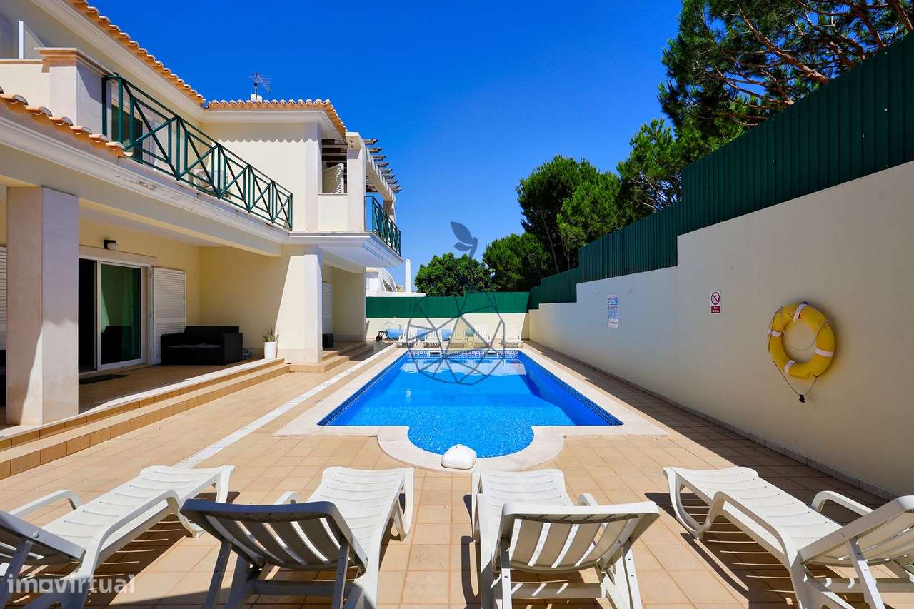 Moradia T5 com Piscina Privada, Jardim e 5 Suites em Montechoro, Albuf-11