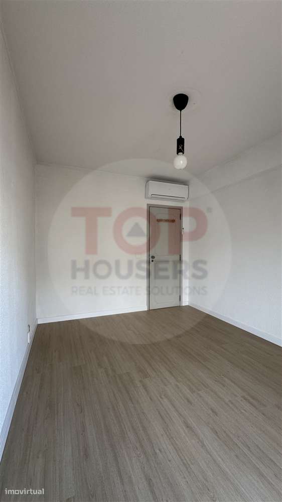 Apartamento T4 com elevador no centro de Faro-7