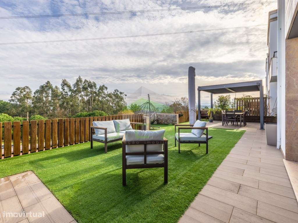 Apartamento T4 com terraço e piscina-16