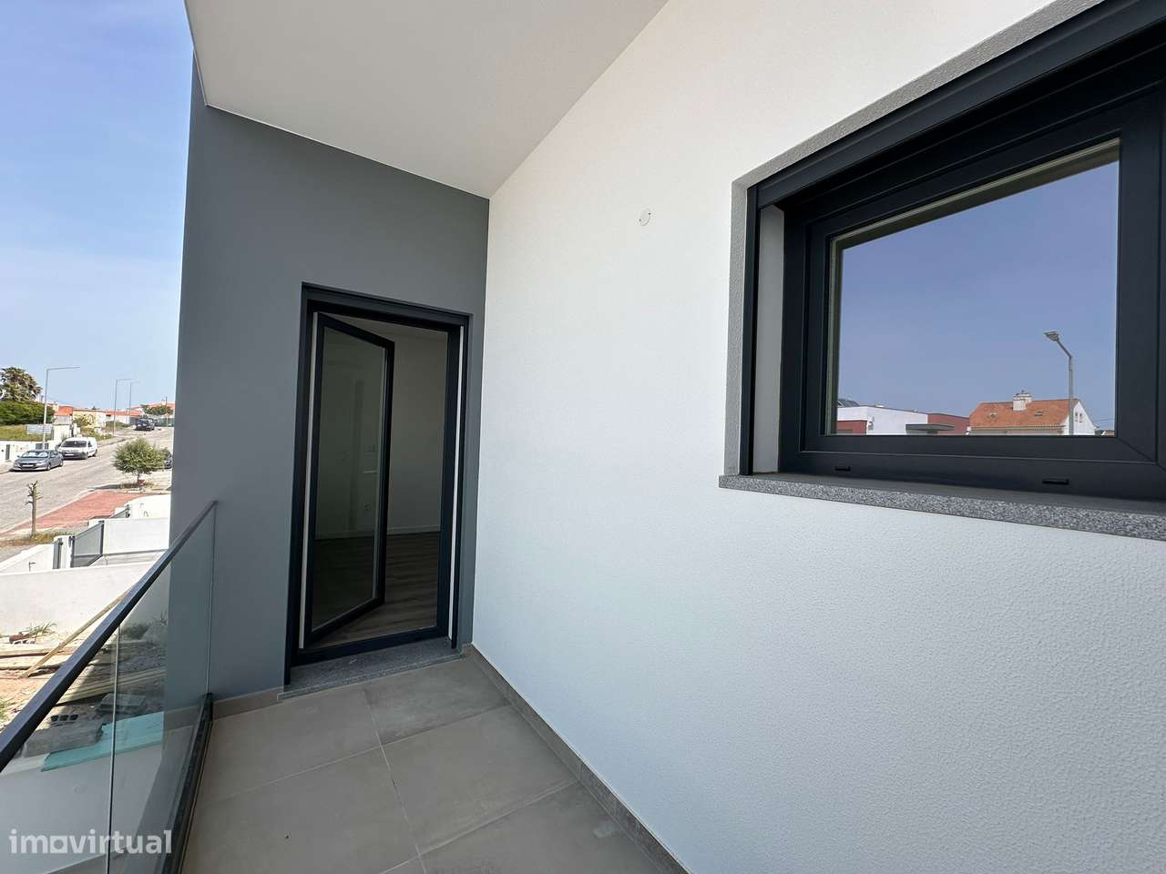 Moradia T3 com terraço e garagem, próxima a praias-18