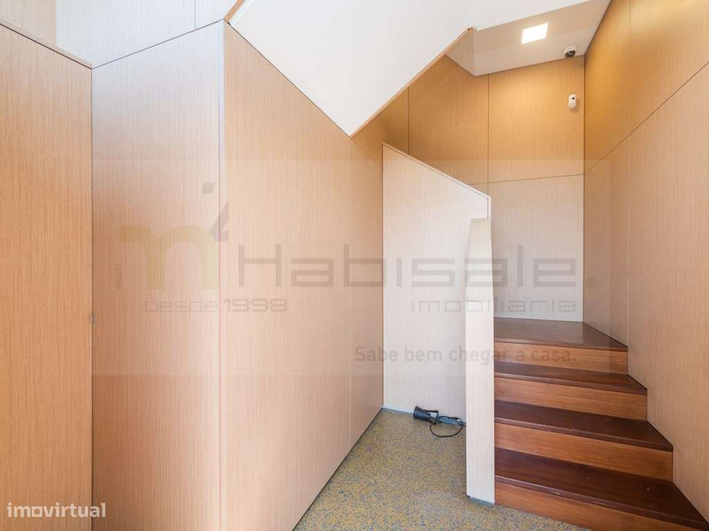 Armazém de dois pisos, escritórios no primeiro andar e armazém no p... - Grande imagem: 4/57