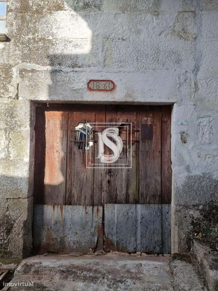 Moradia T5 para Restaurar, com terreno, em Ruivães, Vieira do Minho-17