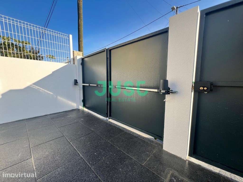 Moradia térrea, T3 + 1 com 2 suítes em Pinhal General - Fernão Ferro.-26