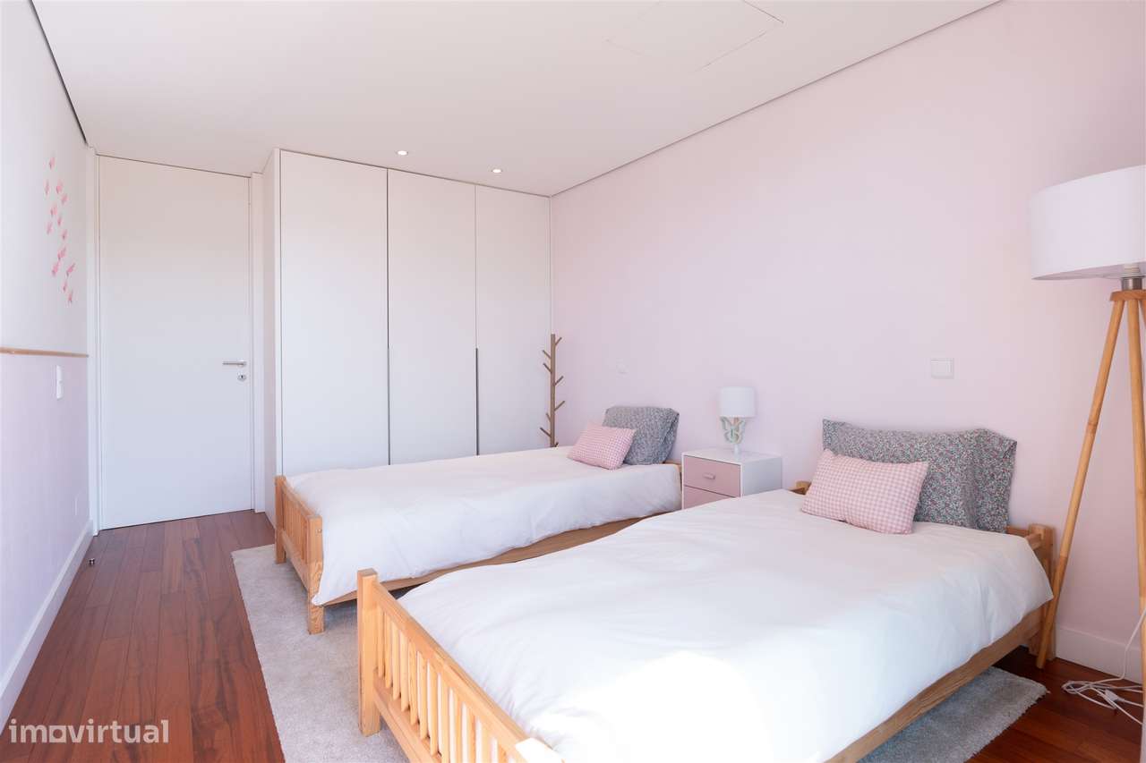 Moradia T4 com piscina, jardim e vista tranquila-2