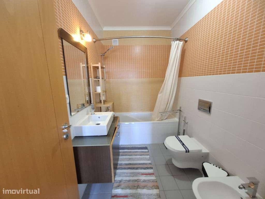 Moradia V2+1 em banda com vista frontal sobre o oceano e as icónica...-15