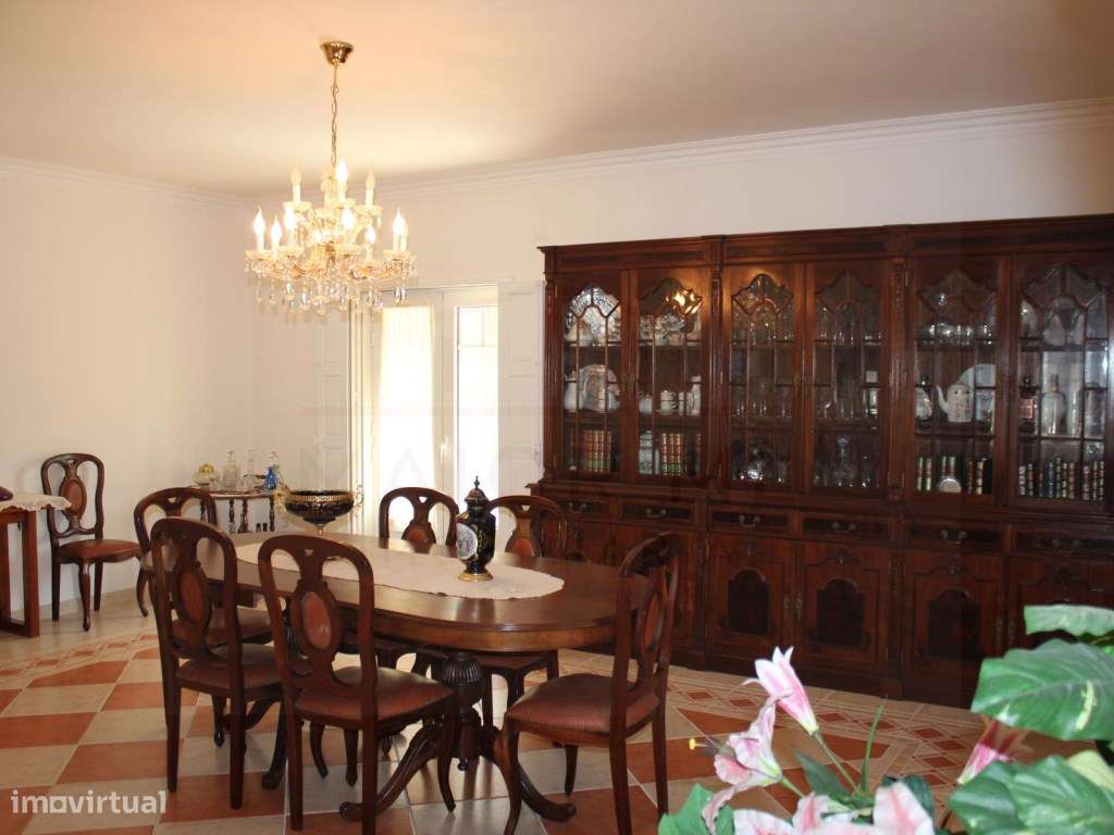 Luxuosa moradia T5 + 1 em Rio Maior-10