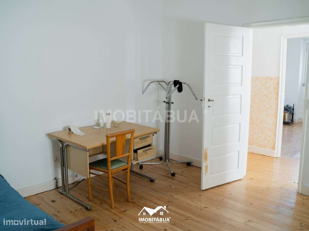 Espaço comercial com habitação T5 no centro da vila-31