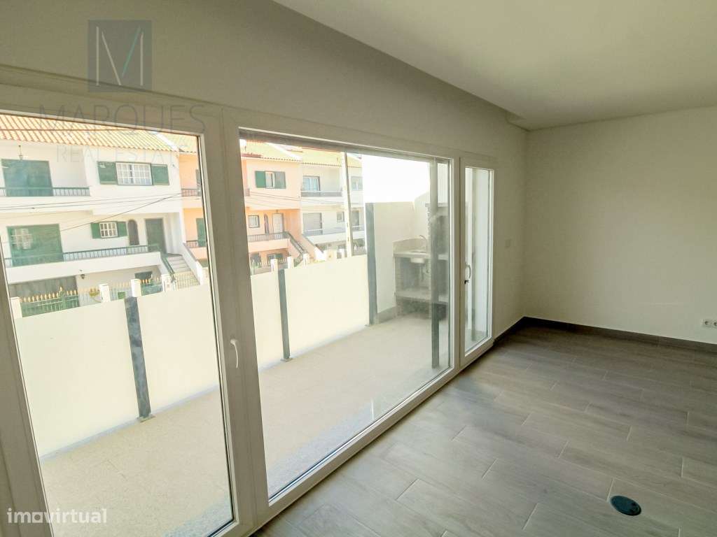 Moradia V2+2 com garagem em Vale de Milhaços - Corroios-5