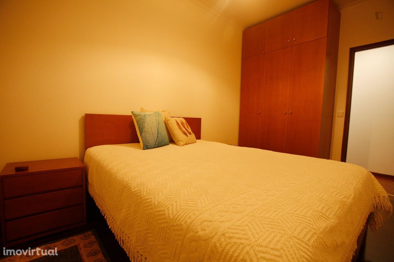 665934 - Quarto com cama de casal em apartamento com 3 quartos