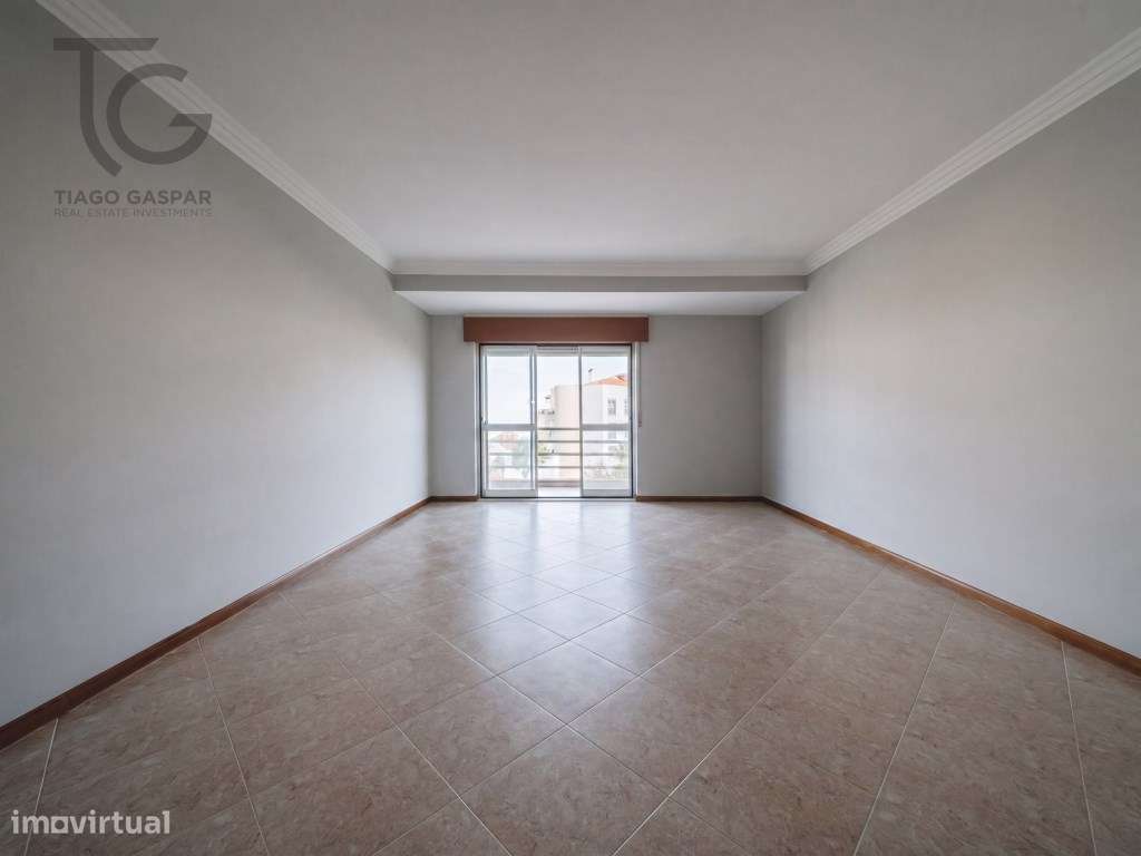 T2 com suíte e garagem a 800m da praia Ericeira-3