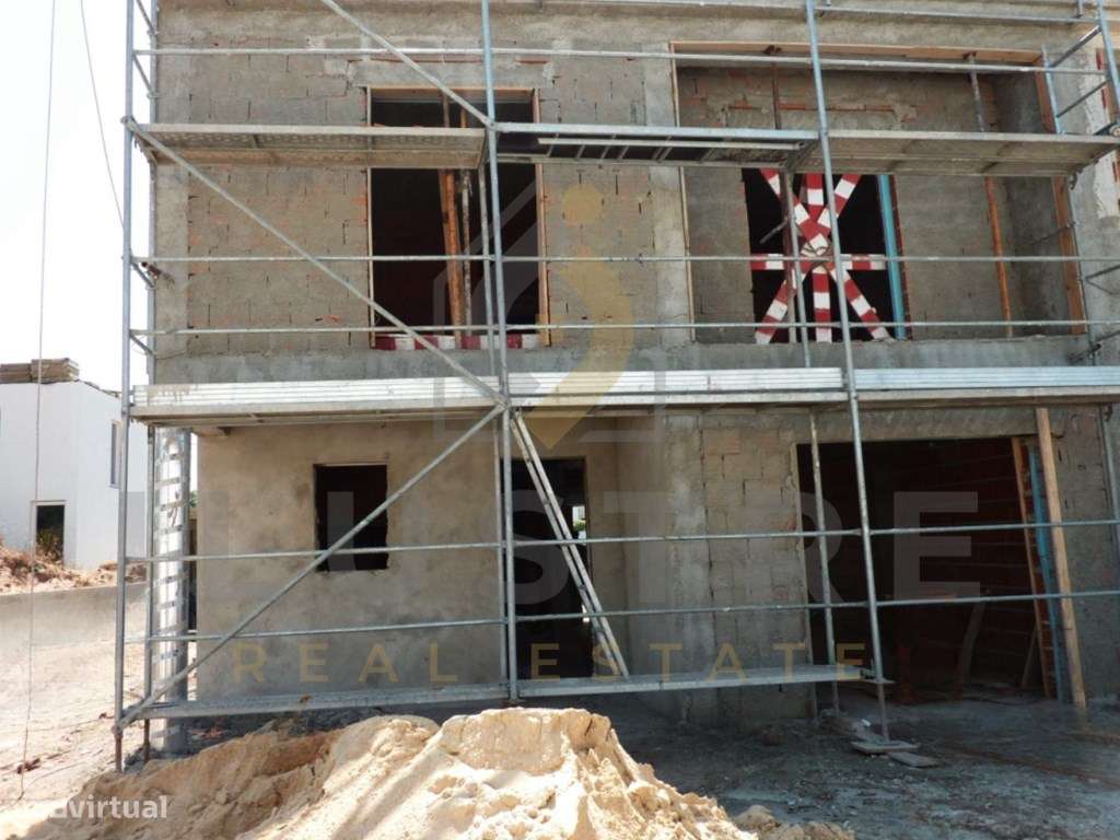 Moradia T3 em construção com logradouro e garagem em Sesimbra-2