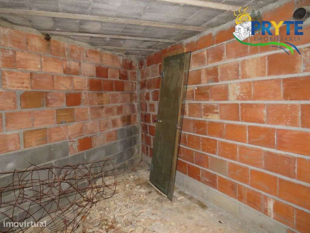 Imóvel em fase de recuperação situado na Sobreira Formosa-9