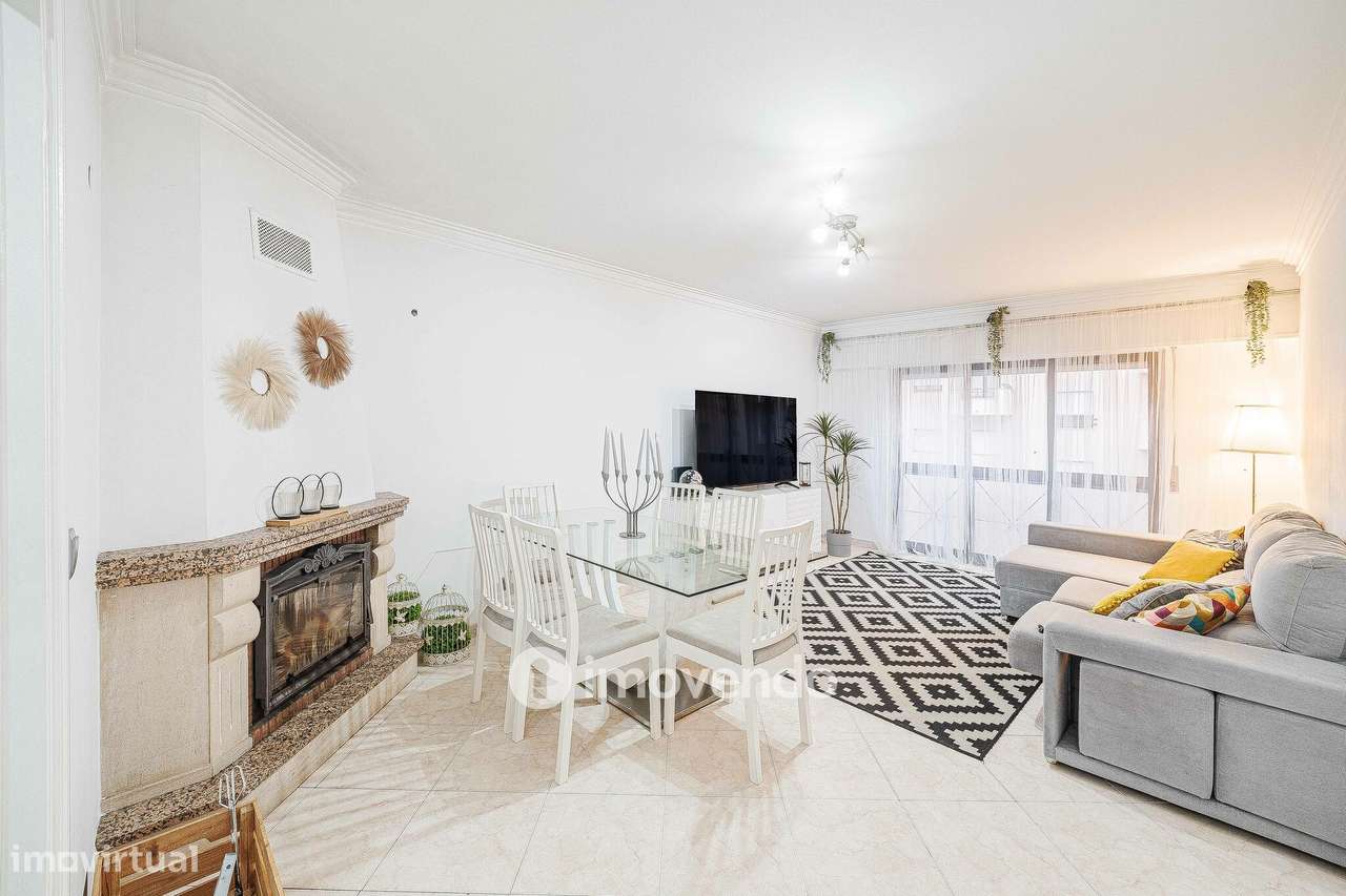 Apartamento T3, com estacionamento e arrecadação, na Ramada-0