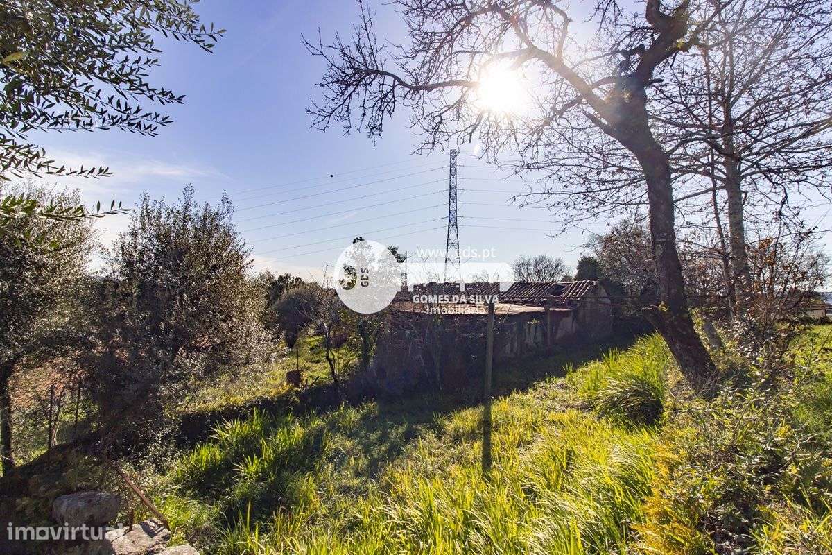 Duas moradias para restauro em Lago-17